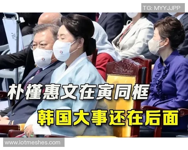 韩国前总统文在寅与成都远征球迷蔚山相遇合影留念展现中韩友谊