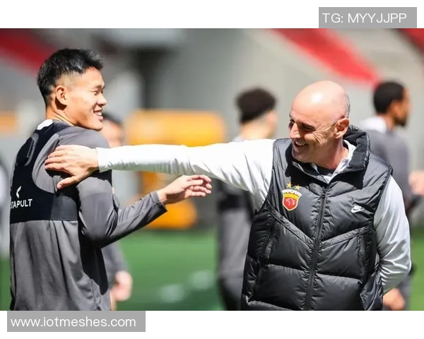 海港新闻官分享球队全家福穆斯卡特居中六名外援齐聚一堂