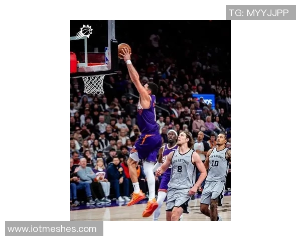 布克半场表现平平18分钟仅得10分3篮板6助攻正负值惨淡11