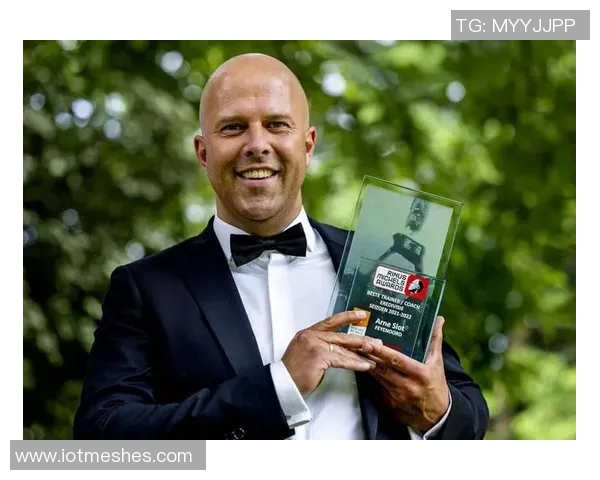 荷兰记者放弃返程航班专程留守参加斯洛特赛前发布会