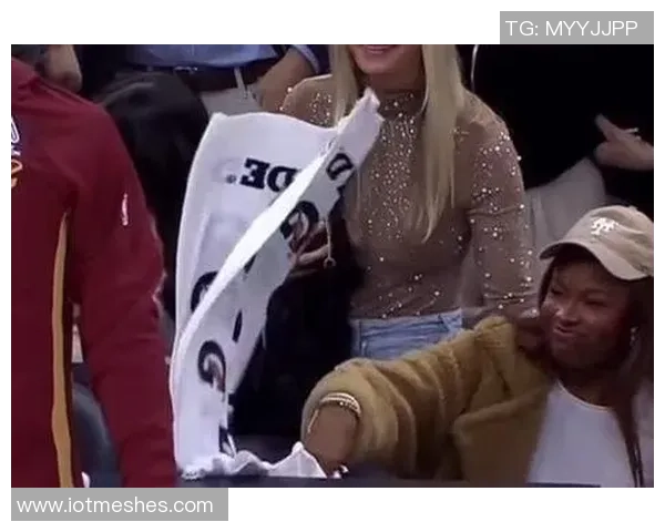 当众秀恩爱米切尔往未婚妻脸上丢毛巾后者气鼓鼓可爱噘嘴