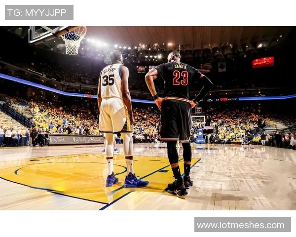 詹姆斯与杜兰特防守表现对比分析后期状态差异显著 詹姆斯与杜兰特防守表现对比分析后期状态差异显著