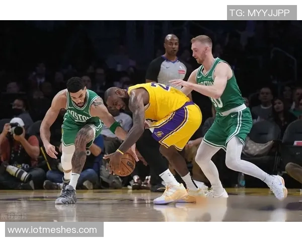 湖人首节失利半场落后绿军三分火力全开里夫斯状态低迷