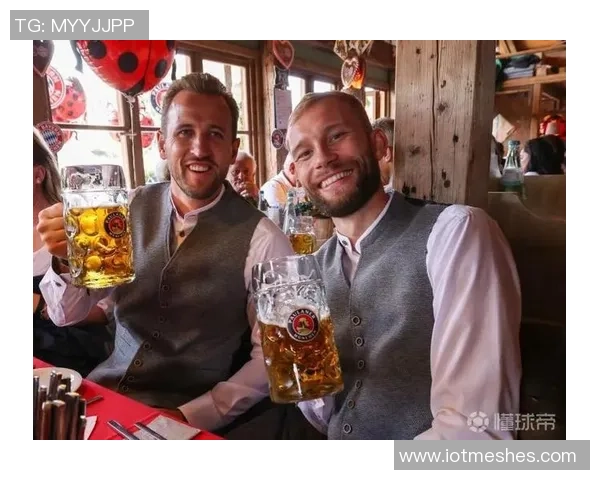 性感女歌手与凯恩同框合影亮相拜仁晚宴引发热议