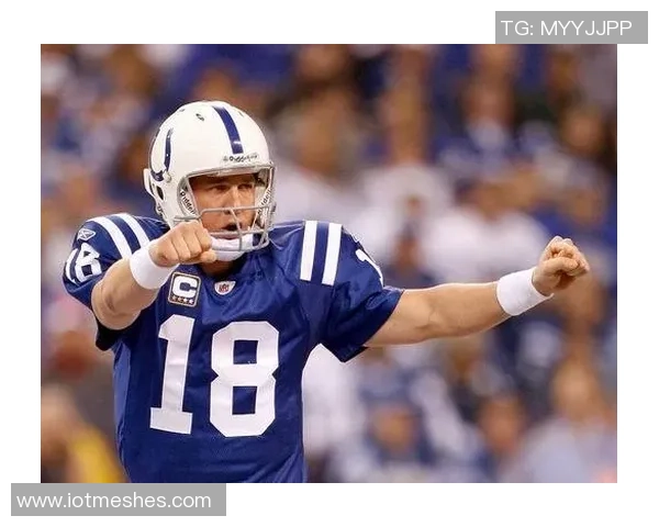 德克萨斯大学橄榄球队成员观战马刺星三代曼宁与文班合影互换球衣精彩瞬间